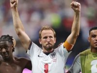 Pemain Inggris menyapa para suporter setelah membawa timnya lolos ke 16 besar di Stadion Atlanta pada Kamis (2/7/2026). (AFP)