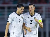 Kevin Diks (kiri) dan Jay Idzes (kanan) saat melawan Timnas Lebanon dalam laga FIFA Matchday 2025 di Stadion Gelora Bung Tomo, Surabaya, Senin (8/9/2025). (Bola.com)