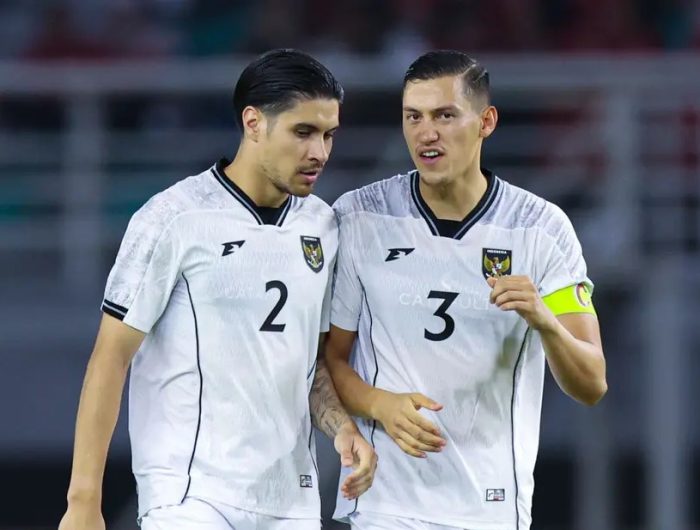 Kevin Diks (kiri) dan Jay Idzes (kanan) saat melawan Timnas Lebanon dalam laga FIFA Matchday 2025 di Stadion Gelora Bung Tomo, Surabaya, Senin (8/9/2025). (Bola.com)