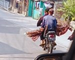 Jenazah diangkutan menggunakan motor di Bandung Barat. (Dok.ist)