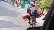 Jenazah diangkutan menggunakan motor di Bandung Barat. (Dok.ist)