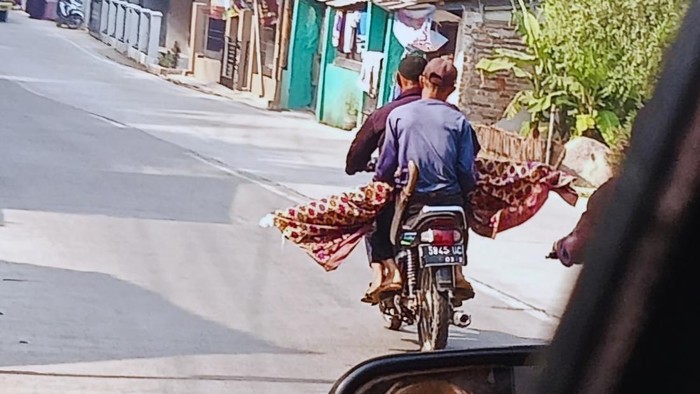 Jenazah diangkutan menggunakan motor di Bandung Barat. (Dok.ist)