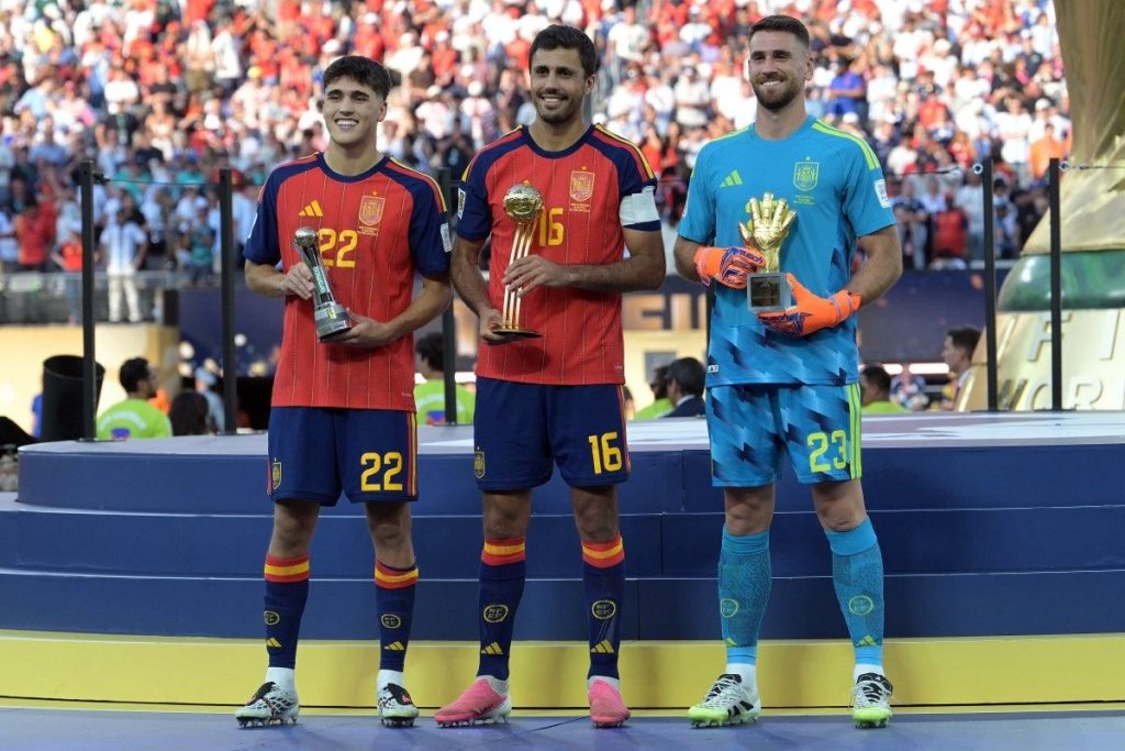 Pau Cubarsi, Rodri, dan Kiper Unai Simon menerima penghargaan individu. (AFP)