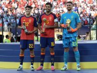 Pau Cubarsi, Rodri, dan Kiper Unai Simon menerima penghargaan individu. (AFP)