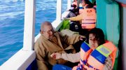 Viral foto seorang kakek disebut menyerahkan pelampungnya untuk sang cucu saat KLM Nurul Salsa akan tenggelam di perairan Selayar. (Dok.ist)