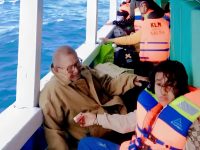 Viral foto seorang kakek disebut menyerahkan pelampungnya untuk sang cucu saat KLM Nurul Salsa akan tenggelam di perairan Selayar. (Dok.ist)