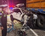 Petugas melakukan vakuasi kendaraan yang terlibat kecelakaan di Tol Pandaan-Malang pada Rabu (15/7 /2026). (Ditlantas Polda Jatim)