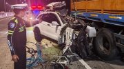 Petugas melakukan vakuasi kendaraan yang terlibat kecelakaan di Tol Pandaan-Malang pada Rabu (15/7 /2026). (Ditlantas Polda Jatim)