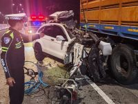 Petugas melakukan vakuasi kendaraan yang terlibat kecelakaan di Tol Pandaan-Malang pada Rabu (15/7 /2026). (Ditlantas Polda Jatim)