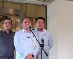 Kepala Pusat Penerangan Hukum (Kapuspenkum) Kejagung Anang Supriatna (tengah). (VIVA)