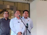 Kepala Pusat Penerangan Hukum (Kapuspenkum) Kejagung Anang Supriatna (tengah). (VIVA)