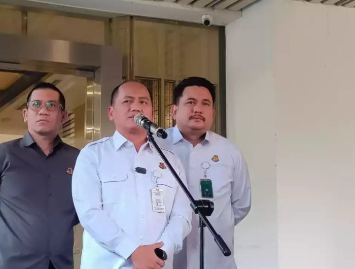 Kepala Pusat Penerangan Hukum (Kapuspenkum) Kejagung Anang Supriatna (tengah). (VIVA)
