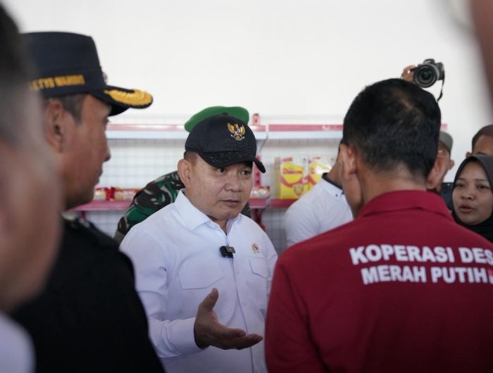Kepala Staf Kepresidenan Jenderal TNI (Purn.) Prof. Dr. Dudung Abdurachman melakukan kunjungan mendadak ke Koperasi Desa/Kelurahan Merah Putih (KDKMP) di Desa Sukoharjo, Kabupaten Bojonegoro, Jawa Timur pada Selasa 7 Juli 2026. (ksp.go.id)