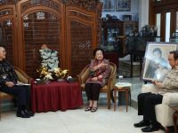 Dubes Korsel Yoon Soon-gu (kiri) bersama Megawati. (Dok.ist)