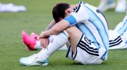 Kapten Argentina Lionel Messi tertunduk usai final Piala Dunia 2026 melawan Spanyol. (AFP)