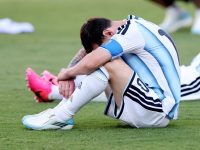 Kapten Argentina Lionel Messi tertunduk usai final Piala Dunia 2026 melawan Spanyol. (AFP)