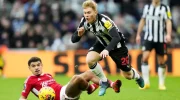 Pemain Newcastle United, Lewis Hall (hitam) terjatuh saat berebut bola dengan pemain Nottingham Forest, Morgan Gibbs-White pada Selasa 26 Desember 2023. (AFP)