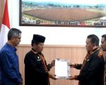 Penyerahan pengunduran diri Asisten Pemerintahan Keistimewaan Aceh dan Kesra (Asisten I) Sekretariat Daerah Kabupaten Gayo Lues, Aceh, H Nevirizal (kanan). (Prokopim Gayo Lues)
