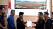 Penyerahan pengunduran diri Asisten Pemerintahan Keistimewaan Aceh dan Kesra (Asisten I) Sekretariat Daerah Kabupaten Gayo Lues, Aceh, H Nevirizal (kanan). (Prokopim Gayo Lues)