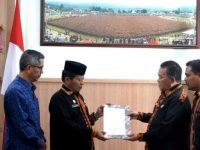 Penyerahan pengunduran diri Asisten Pemerintahan Keistimewaan Aceh dan Kesra (Asisten I) Sekretariat Daerah Kabupaten Gayo Lues, Aceh, H Nevirizal (kanan). (Prokopim Gayo Lues)
