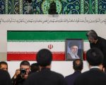 Prosesi pemakaman Ali Khamenei. (REUTERS)