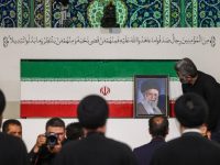 Prosesi pemakaman Ali Khamenei. (REUTERS)