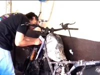 Motor yang dibakar usai bentrokan. (Dok.ist)