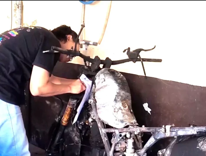 Motor yang dibakar usai bentrokan. (Dok.ist)