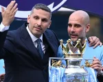 Pep Guardiola bersama pemilik klub, Khaldoon al-Mubarak dalam perayaan gelar Liga Inggris 2022/2023. (AFP)