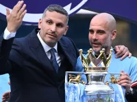 Pep Guardiola bersama pemilik klub, Khaldoon al-Mubarak dalam perayaan gelar Liga Inggris 2022/2023. (AFP)