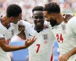 Pemain Inggris melakukan selebrasi. (REUTERS)