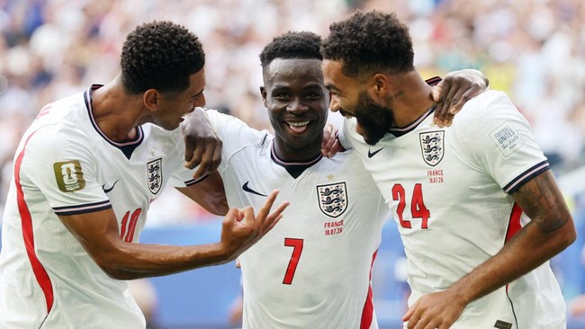 Pemain Inggris melakukan selebrasi. (REUTERS)