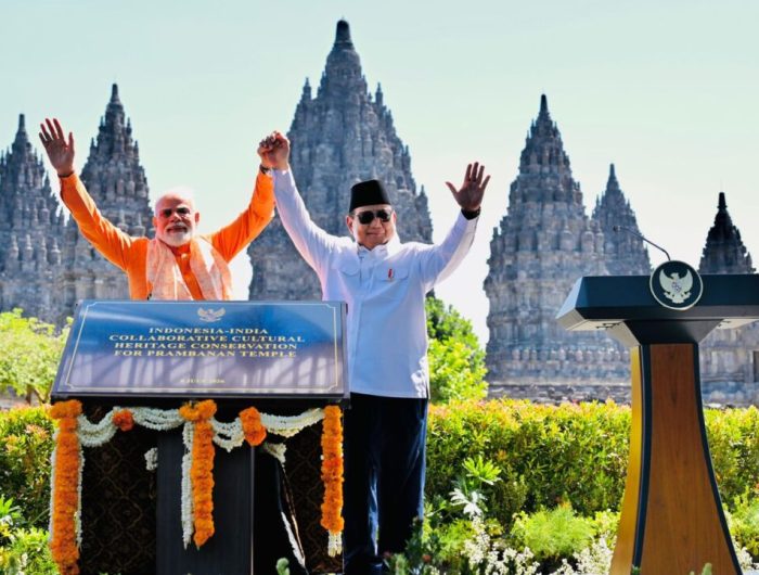 Presiden Prabowo bersama PM Narendra Modi menyampaikan keterangan pers usai mengunjungi Kompleks Candi Prambanan, Kabupaten Sleman, Daerah Istimewa Yogyakarta (DIY), pada Rabu, 8 Juli 2026. (BPMI Setpres)
