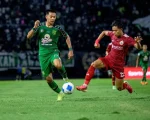Pemain Persebaya Surabaya (hijau) membayang-bayangi pemain Persija Jakarta dalam laga Grup B Piala Presiden 2026 di Stadion Gelora Bung Tomo pada Minggu (26/7/2026) malam. (Dok.Persebaya)