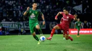 Pemain Persebaya Surabaya (hijau) membayang-bayangi pemain Persija Jakarta dalam laga Grup B Piala Presiden 2026 di Stadion Gelora Bung Tomo pada Minggu (26/7/2026) malam. (Dok.Persebaya)