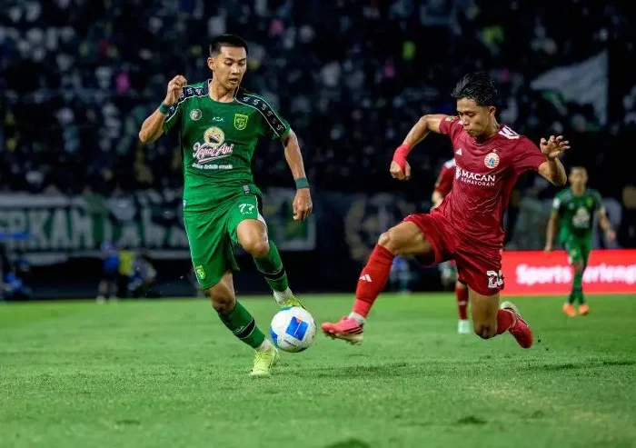 Pemain Persebaya Surabaya (hijau) membayang-bayangi pemain Persija Jakarta dalam laga Grup B Piala Presiden 2026 di Stadion Gelora Bung Tomo pada Minggu (26/7/2026) malam. (Dok.Persebaya)
