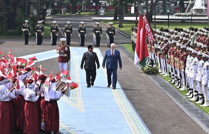 Presiden Prabowo (kiri) dan Presiden Belarus, Lukashenko (kanan). (ANTARA)