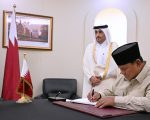 Presiden Prabowo Subianto menandatangani Book of Condolence atau buku duka cita di Kedutaan Besar Negara Qatar, Jakarta, pada Rabu, 15 Juli 2026. (Setpres)