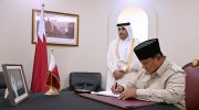 Presiden Prabowo Subianto menandatangani Book of Condolence atau buku duka cita di Kedutaan Besar Negara Qatar, Jakarta, pada Rabu, 15 Juli 2026. (Setpres)