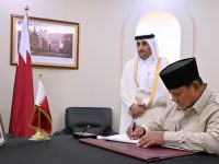 Presiden Prabowo Subianto menandatangani Book of Condolence atau buku duka cita di Kedutaan Besar Negara Qatar, Jakarta, pada Rabu, 15 Juli 2026. (Setpres)
