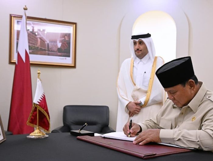 Presiden Prabowo Subianto menandatangani Book of Condolence atau buku duka cita di Kedutaan Besar Negara Qatar, Jakarta, pada Rabu, 15 Juli 2026. (Setpres)