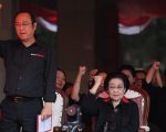 Ketua DPP Prananda Prabowo (kiri) mengenakan kemeja bertuliskan 'Pro Mega' saat peringatan Kudatuli, Senin 27 Juli 2026. (Dok. Monang PDIP)
