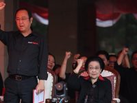 Ketua DPP Prananda Prabowo (kiri) mengenakan kemeja bertuliskan 'Pro Mega' saat peringatan Kudatuli, Senin 27 Juli 2026. (Dok. Monang PDIP)