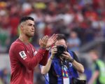 Cristiano Ronaldo menyapa suporter setelah kalah dari Spanyol di Stadion Dallas Selasa (7/7/2026). (AFP).