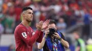 Cristiano Ronaldo menyapa suporter setelah kalah dari Spanyol di Stadion Dallas Selasa (7/7/2026). (AFP).
