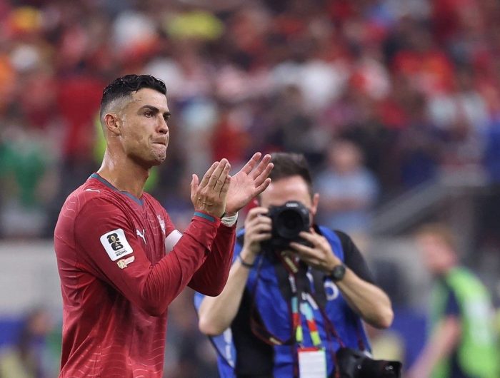 Cristiano Ronaldo menyapa suporter setelah kalah dari Spanyol di Stadion Dallas Selasa (7/7/2026). (AFP).
