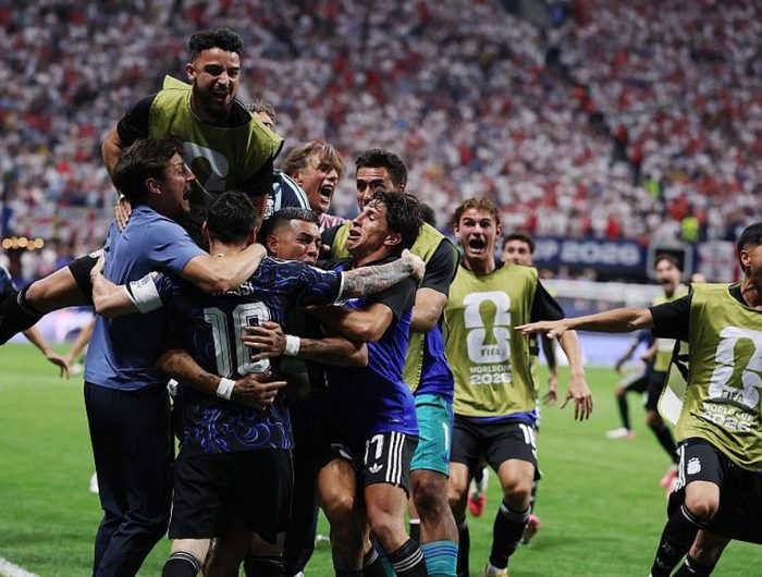 Para punggawa Argentina merayakan gol ke gawang Inggris di menit akhir laga. (Dok.ist)