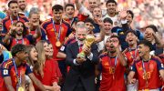 Raja Felipe VI dari Spanyol mengangkat Trofi Juara Piala Dunia FIFA bersama para punggawa La Roja. (AFP)