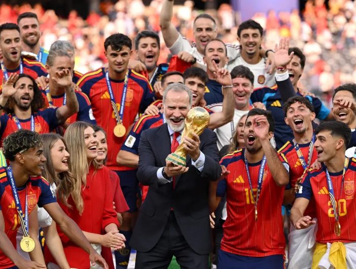 Raja Felipe VI dari Spanyol mengangkat Trofi Juara Piala Dunia FIFA bersama para punggawa La Roja. (AFP)
