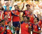 Para punggawa Spanyol mengangkat Trofi Piala Dunia 2026. (AFP)